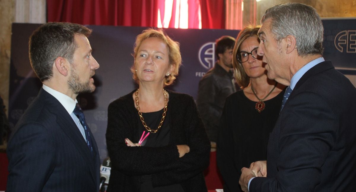 María Luis Lombardero (C), consejera delegada de EspañaDuero, conversa con Javier Cepedano (I), presidente de la Fele.