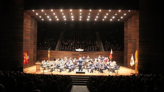 La tribuna posterior tuvo que ser abierta para este evento.