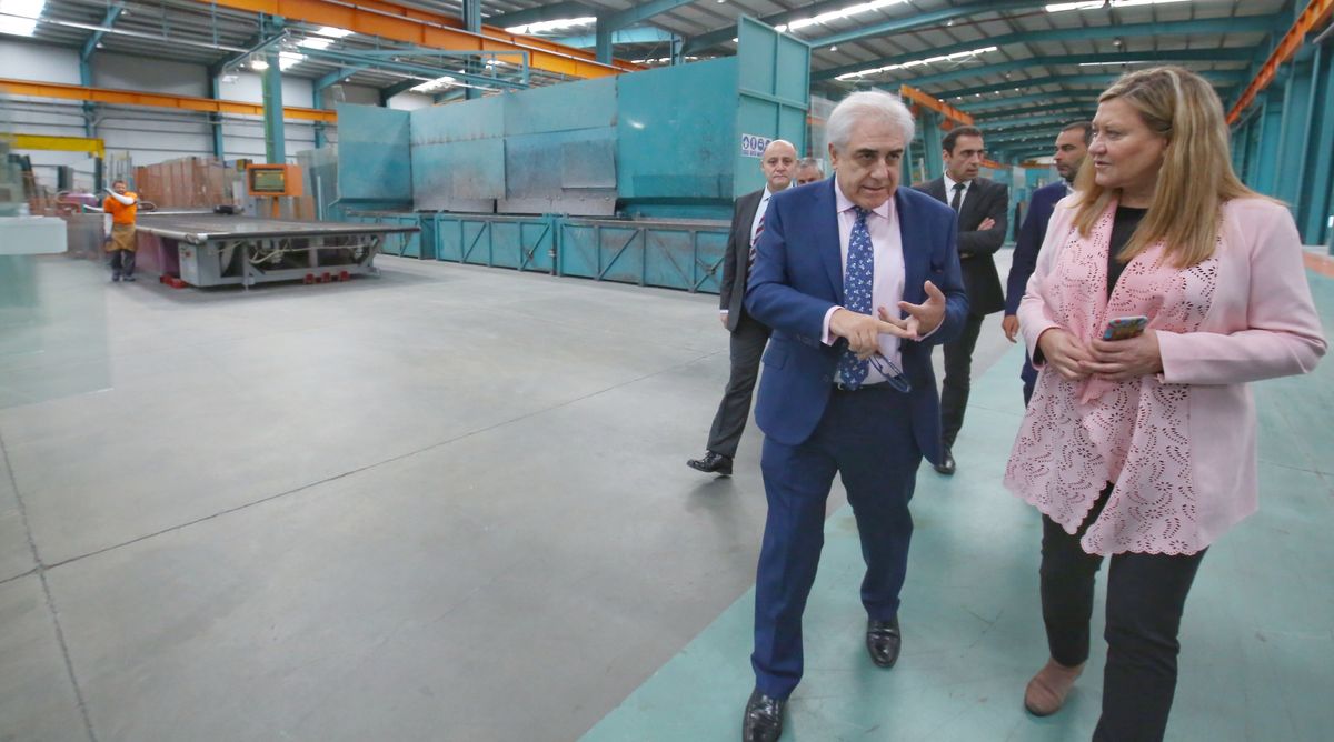 La consejera de Economía y Hacienda, Pilar del Olmo, junto al presidente de la empresa Tvitec.