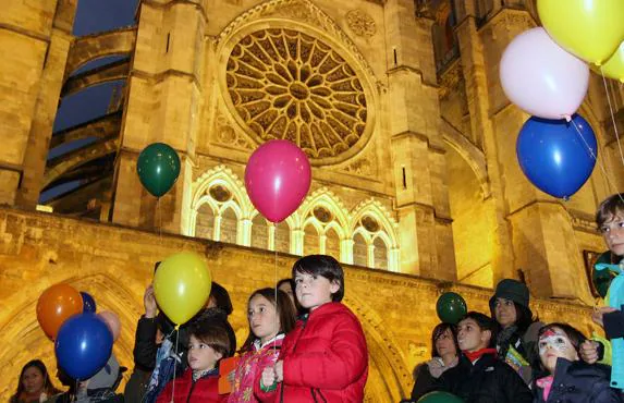 La Plaza de la Catedral de León acoge la lectura de un manifiesto y una suelta solidaria de globos con motivo de la celebración del Día de los Derechos de la Infancia. 