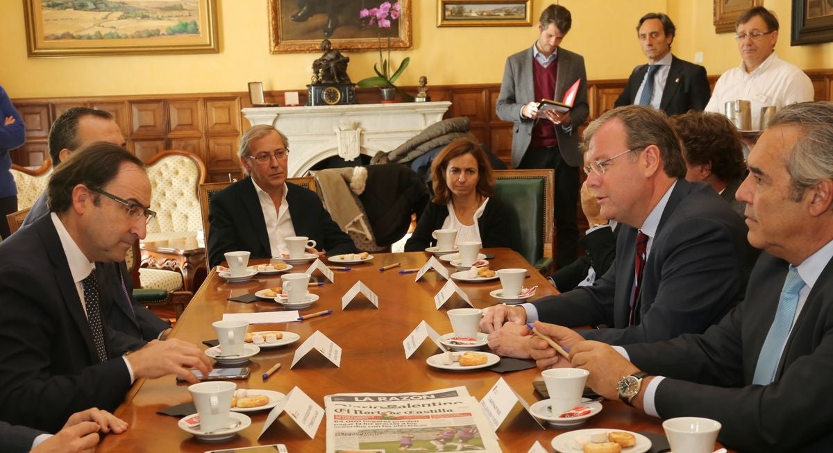 Un instante de la reunión entre delegaciones mantenida en Palencia.