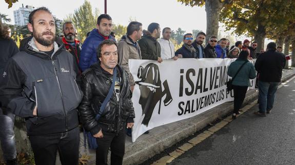 Sergio y Paco, los dos detenidos en Ciñera, minutos antes de entrar a los Juzgados de León. 