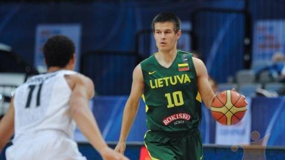 Mantvydas Staselis en un partido con la selección lituana.