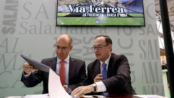 El presidente de la Diputación salmantina, Javier Iglesias, firma con el director de Patrimonio y Urbanismo de Adif, Alfredo Cabello, un convenio de arrendamiento para la puesta en marcha de la Ruta de los Túneles.