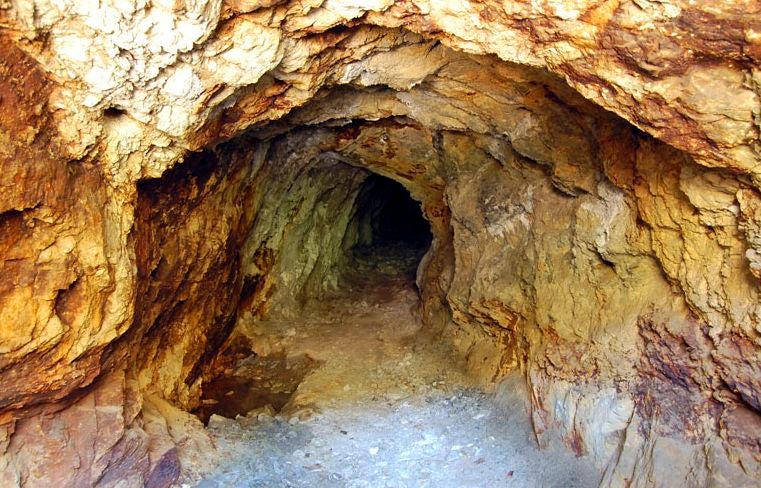 Vieja mina de Wolframio abandonada en su día por fata de actividad.