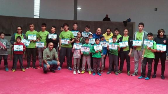 Los participantes reciben su diploma.