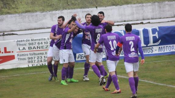 Los jugadores del equipo celebran un gol.