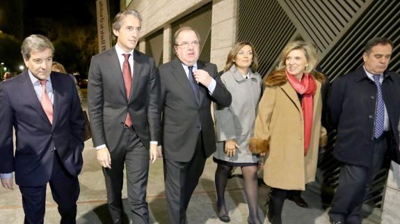 Autoridades y representantes del El Norte de Castilla a su llegada al foro de este diario.