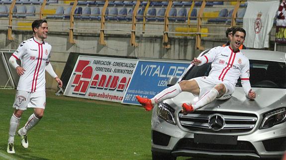 Yeray celebra el segundo gol de la Cultural.