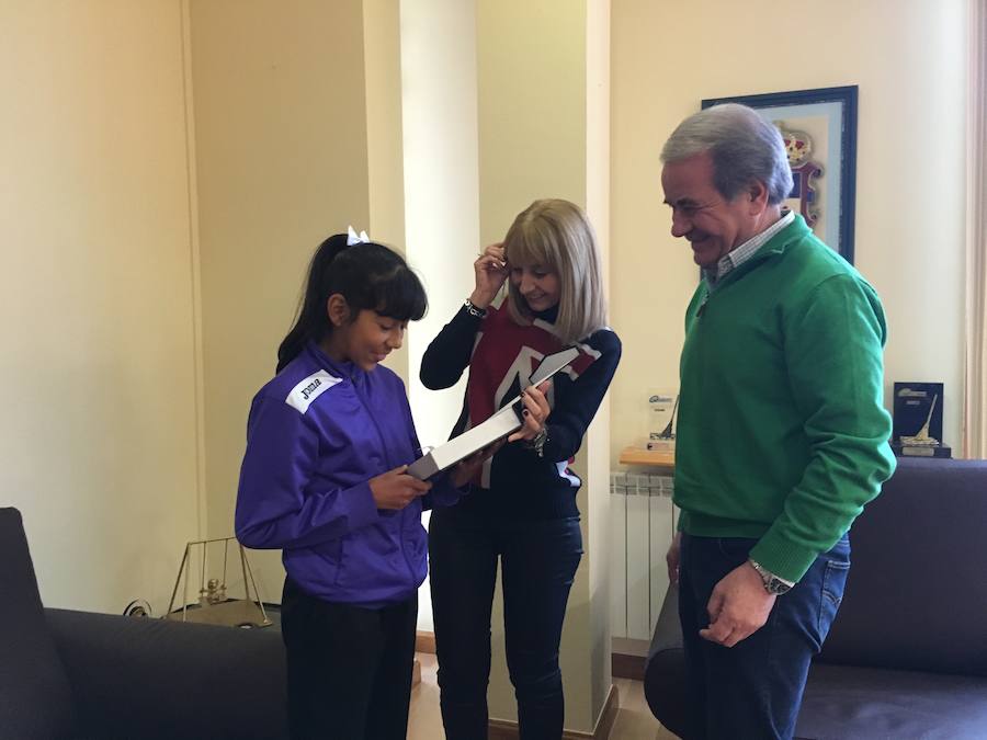 La gimnasta recibió el reconocimiento de los representantes municipales.