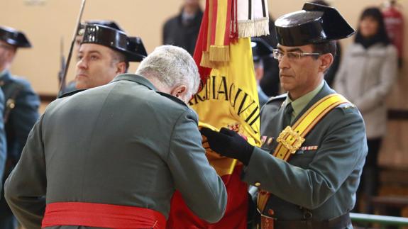 El general se despide de la bandera.