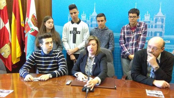 La concejala de Turismo presentó el nuevo folleto acompañada de los alumnos y un profesor del IES Europa.