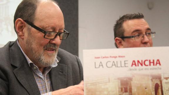 Juan Carlos Ponga, junto a su libro.