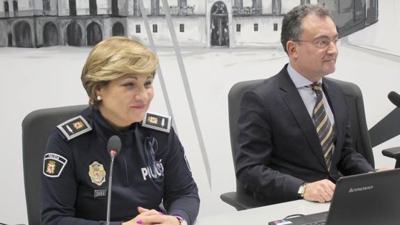 Mayor de la Policía Local y el portavoz de la Junta de Gobierno.