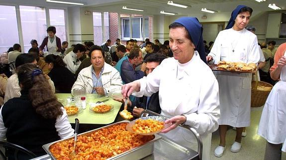 Las hermanas de la Caridad ofrecen alimento y cariño en Nochebuena.
