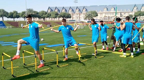 Los jugadores de la Cultural se entrenan en Doha.