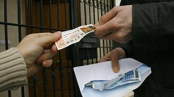 El hombre acudió a dos cajeros para juntar el dinero solicitado.