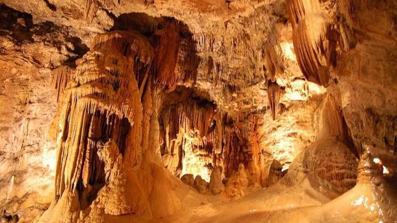 La cueva de Valporquero, en la revista de a bordo de Air Nostrum