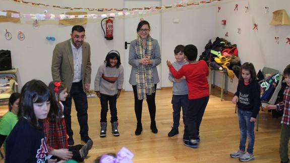 Los concejales de Consumo y Juventud, Pedro Llamas y Marta Mejías, durante una de las actividades.