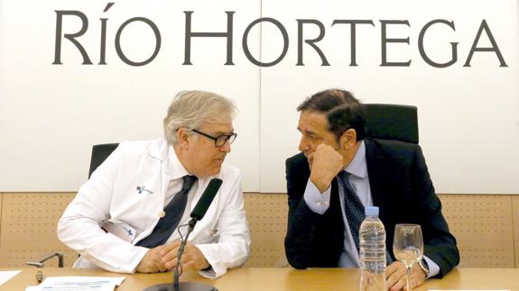 El gerente del Hospital Río Hortega, Alfonso Montero, junto al Consejero de Sanidad.