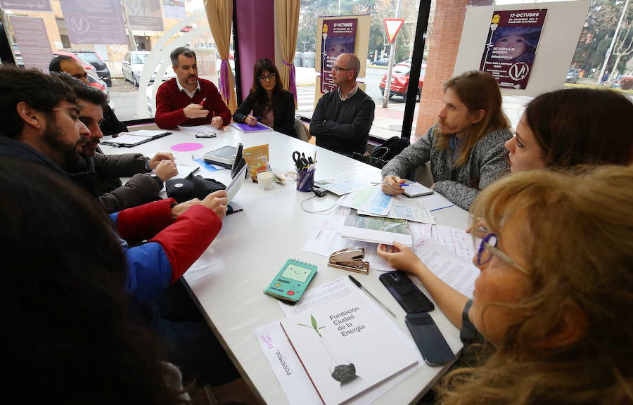 El responsable autonómico de Podemos, Pablo Fernández, junto a los representantes de los trabajadores de la Ciudad de la Energía de Ponferrada, Ciuden.