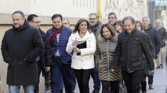 Varios miembros de la federación socialista de Castilla y León, entre los Tino Rodriguez y García Courel, arropan a Susana Díaz. . 