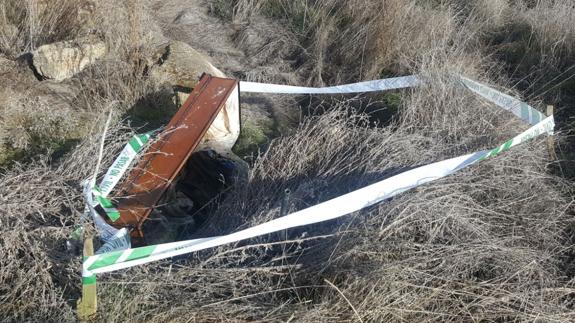 Imagen del ataúd hallado en un vertedero de El Burgo Ranero. 