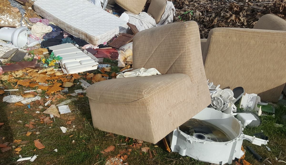 Imagen del vertedero ilegal en el que apareció el ataúd.