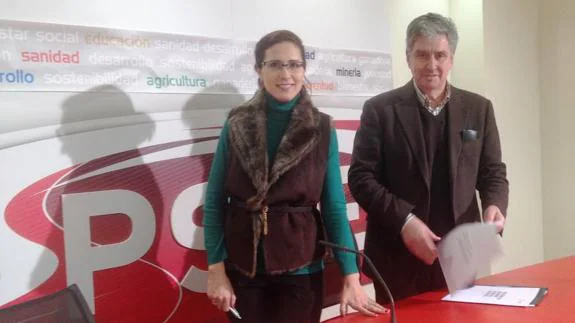 Aurora Flórez, diputada socialista por León, y Graciliano Palomo, senador del PSOE por León.