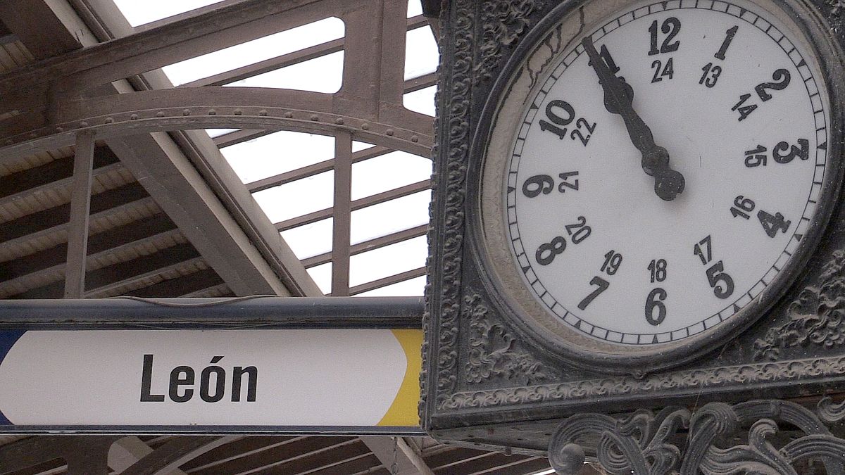 El tiempo, detenido en la estación de Feve de León.