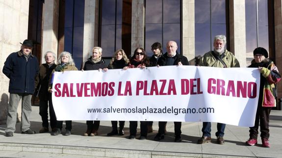 Entrega de firmas en la sede de la Junta en León.