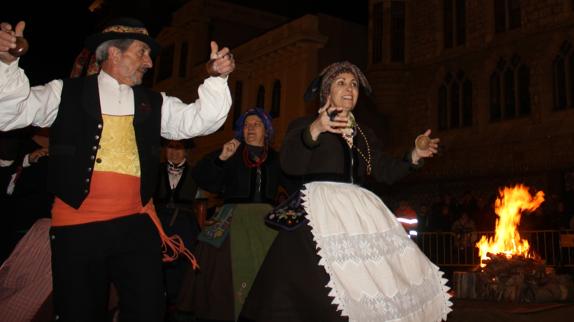 Danzantes durante la celebración de la hoguera de San Antón. 