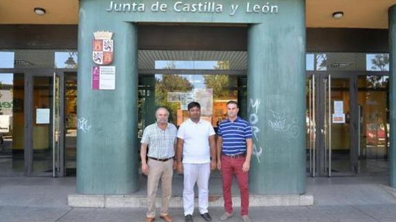 El alcalde de Sobrado (I) con Alí Khawar y el representante de la agencia de transporte que opera en el puerto de Valencia, ante la sede de la Junta.