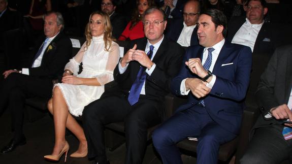 La revista ECO entrega sus premios anuales; en la imagen, Yolanda Barrientos, directora de la revista ECO; el alcalde Antonio Silván y el consejero Juan Carlos Suárez Quiñones. 