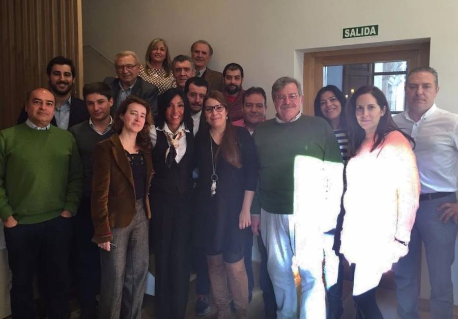 Javier Cepedano junto a los miembros de 'El Club de los Viernes'. 