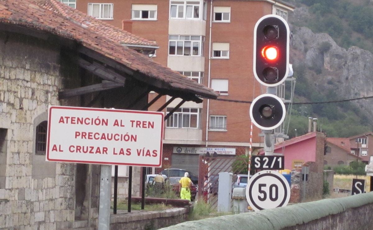 Imagen de un paso a nivel regulado por semáforo.