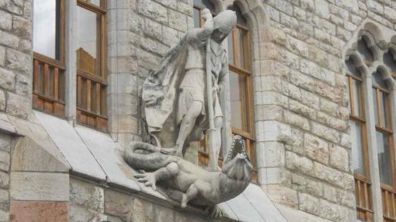 Escultura de San Jorge en el edificio Botines.