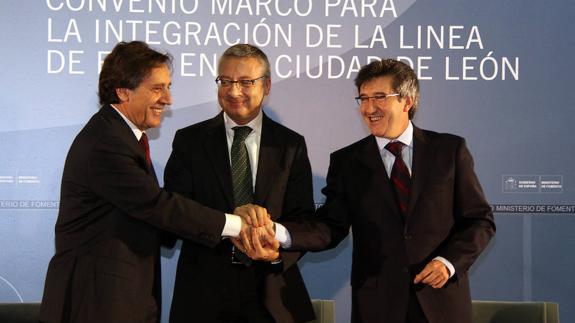 Villalba, a la izquierda, durante la firma de las obras de integración de Feve junto al exministro de Fomento y exalcalde de León. 