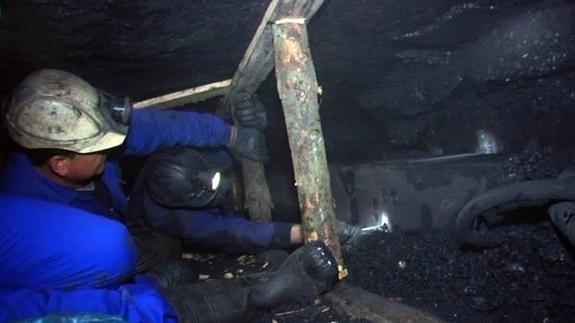 Mineros en el interior de un pozo. 