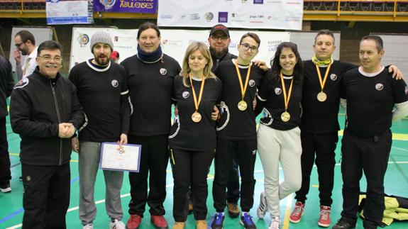 Miembros del Club de Tiro con Arco de Ponferrada con sus medallas.