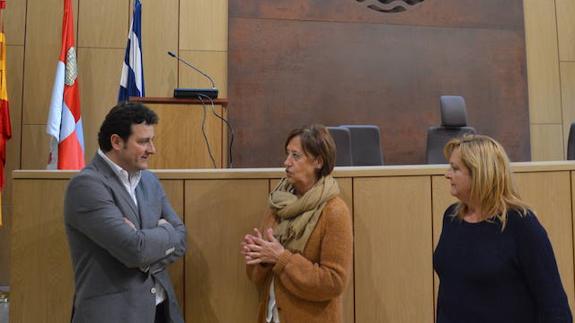 Olga Beberide, en el centro, junto al alcalde de Villaquilambre. 