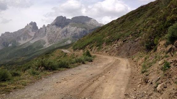 Camino en la zona de Valdeón, en Picos de Europa. 