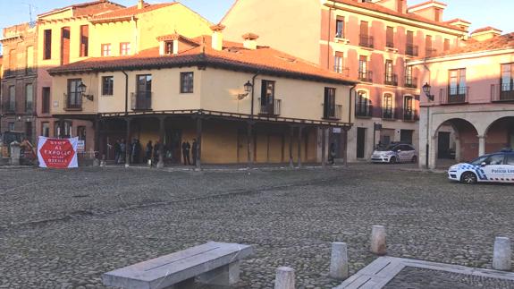 Efectivos de la Policía Local, este miércoles, en la Plaza del Grano.