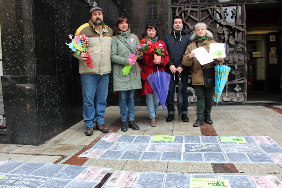 Los representantes de la asociación antes de la recepción en el Ayuntamiento.