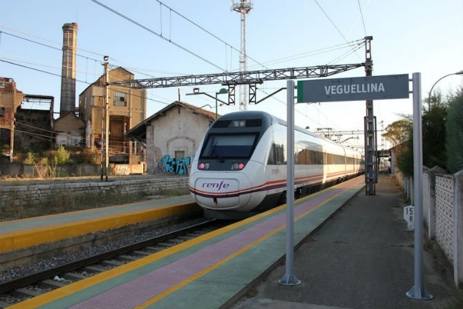 Un tren en la estación de Veguellina. 