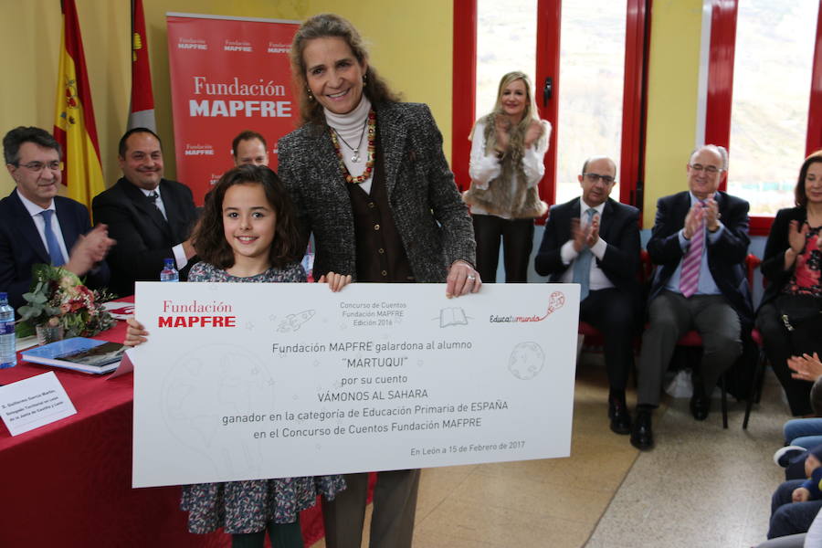 La infanta Elena entrega el premio a Marta García. 