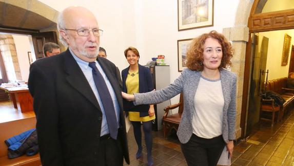 La alcaldesa de Ponferrada, Gloria Fernández, junto al presidente de Seniors Españoles para la Cooperación Técnica.