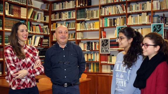 Carolina Rodríguez (izquierda) conversa con los jóvenes del Instituto poco antes de la entrevista. 