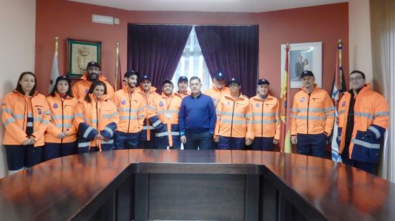 Marcos Martínez junto a los nuevos voluntarios.