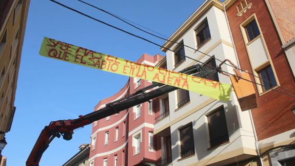 Una de las pancartas colgadas en el barrio.